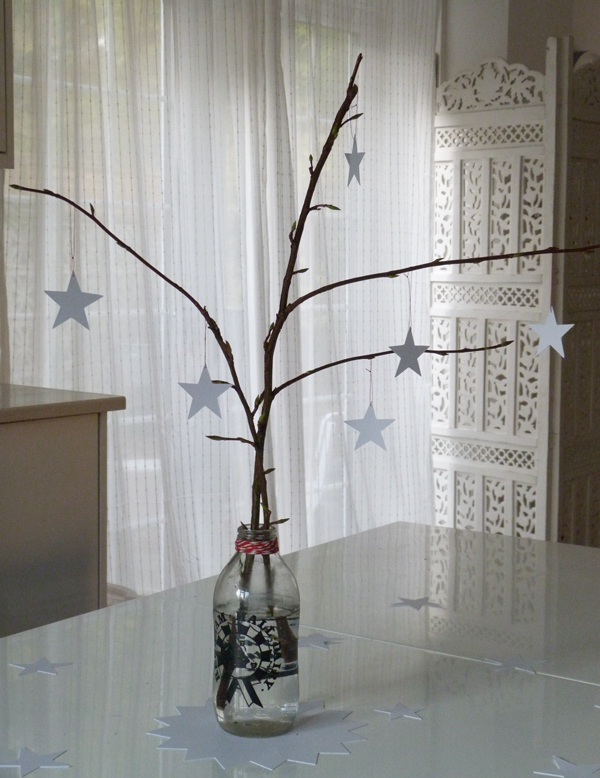Nature in the home: Christmas table centrepiece